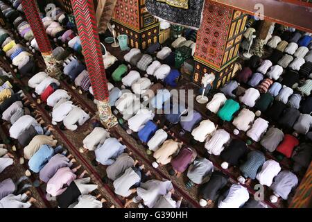 Srinagar, au Cachemire sous contrôle indien. 10 Juin, 2016. Les musulmans du Cachemire offrir des prières pendant le Ramadan à Srinagar, la capitale d'été du Cachemire sous contrôle indien, le 10 juin 2016. Credit : Javed Dar/Xinhua/Alamy Live News Banque D'Images