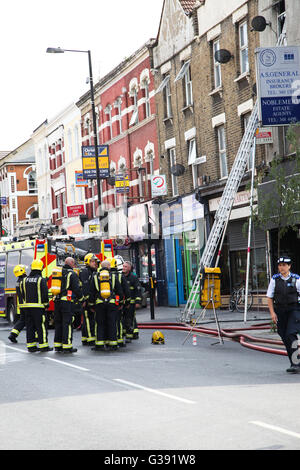 Le nord de Londres, Harringay 10 Juin 2016 Plus de 40 tirs, 8 camions de pompiers de participer à une deuxième étage plat sur un cafebar dans Green Lanes à la jonction de St Anns Harringay Road,, au nord de Londres. Credit : Dinendra Haria/Alamy Live News Banque D'Images