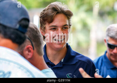 Carlsbad, États-Unis. 9 juin, 2016. CARLSBAD, le 9 juin, 2016 | Mickey continuellement Moniak, serre la main de ses amis avant le premier tour de repêchage de l'annonces de sélection tout en Moniak's tante à Carlsbad, jeudi. | Photo par Hayne Palmour IV/San Diego Union-Tribune/crédit obligatoire : HAYNE PALMOUR IV/SAN DIEGO UNION TRIBUNE-/ZUMA PRESS San Diego Union-Tribune Photo par Hayne Palmour IV Copyright 2016 © Hayne Palmour iv/San Diego Union-Tribune/ZUMA/Alamy Fil Live News Banque D'Images