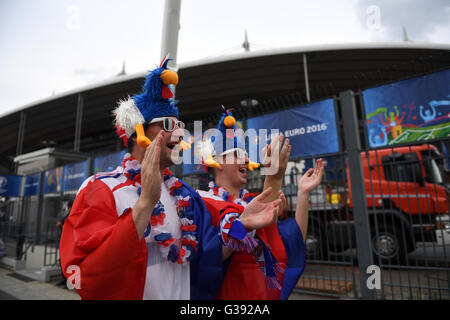 St Denis, France. 10 Juin, 2016. Les partisans de la France avant d'arriver au groupe un match de football de l'UEFA EURO 2016 entre la France et la Roumanie au Stade de France à Saint-Denis, France, 10 juin 2016. Photo : Marius Becker/dpa/Alamy Live News Banque D'Images