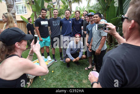 Carlsbad, États-Unis. 9 juin, 2016. CARLSBAD, le 9 juin 2016 | La Costa Canyon de baseball Mickey Moniak, centre, pose pour une photo avec ses anciens coéquipiers avant le repêchage de prendre tout en annonces Moniak's tante à Carlsbad, jeudi. | Photo par Hayne Palmour IV/San Diego Union-Tribune/crédit obligatoire : HAYNE PALMOUR IV/SAN DIEGO UNION TRIBUNE-/ZUMA PRESS San Diego Union-Tribune Photo par Hayne Palmour IV Copyright 2016 © Hayne Palmour iv/San Diego Union-Tribune/ZUMA/Alamy Fil Live News Banque D'Images