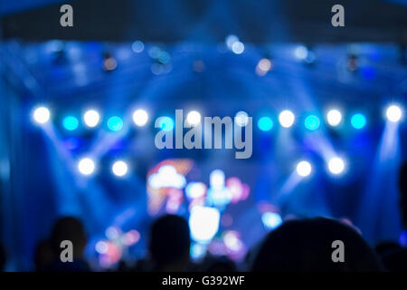 Stade de flou artistique et feux de foule sur un concert Banque D'Images