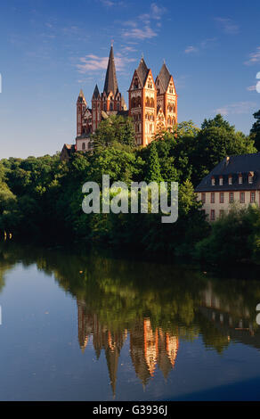 La Cathédrale de Limbourg reflète dans la Lahn, Hesse, Allemagne Banque D'Images