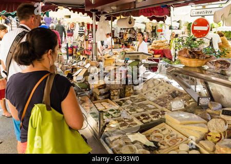 Piscine market stall à Lourmarin vente de fromage, Luberon, Vaucluse, Provence-Alpes-Côte d'Azur, France Banque D'Images