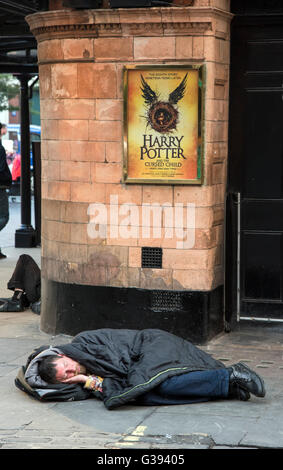 Harry Potter et l'enfant maudit Palace Theatre à l'affiche Harry Potter et l'enfant maudit. Homme sans foyer qui peut accueillir j Banque D'Images