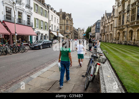 CAMBRIDGE, UK - 11 août 2015 : les gens dans une rue de Cambridge. Banque D'Images