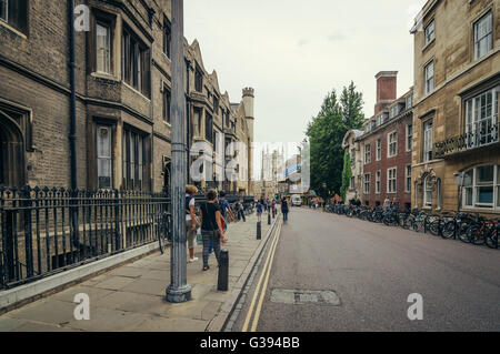 CAMBRIDGE, UK - 11 août 2015 : les gens dans une rue de Cambridge. Banque D'Images