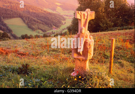 Crucifix le long d'un sentier de marche, près de Sankt Peter, Forêt Noire, Allemagne Banque D'Images