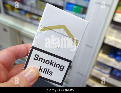 Les paquets de cigarettes sans marque sont introduits, Londres Photo Stock 
