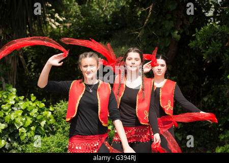 London Golders Green Childs Hill Park communauté albanaise Childrens' Day Festival jeunes adolescents costume national folk dance Banque D'Images
