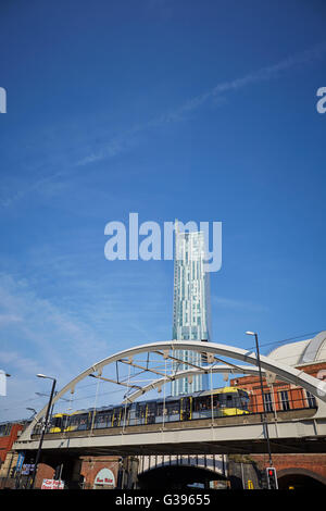 England UK Manchester Metrolink tram light rail network structure de pont traversant sur une journée ensoleillée avec ciel bleu à côté du centre historique Banque D'Images