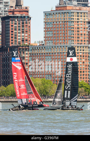 America's Cup World Series equipes Japon et Nouvelle-Zélande catamarans course sur le cours de l'Hudson près de Brookfield Place. Banque D'Images