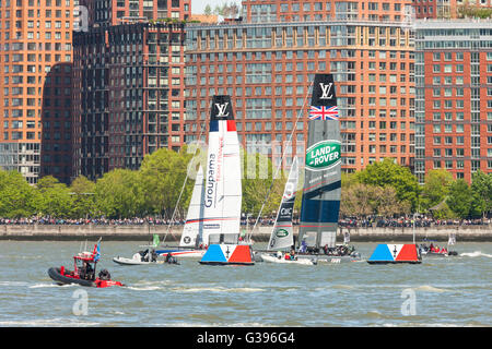 America's Cup World Series equipes France et Royaume-Uni course catamarans sur le cours de la rivière Hudson près de Brookfield Place. Banque D'Images