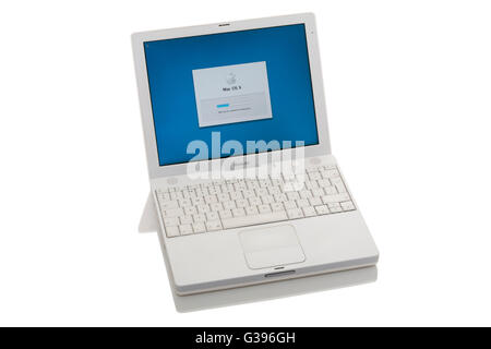 Ancien ordinateur portable Apple iBook G4 vintage / ordinateur portable avec défilement Trackpad / trackpad / trackpad / trackpad, écran de démarrage / démarrage et clavier. Banque D'Images