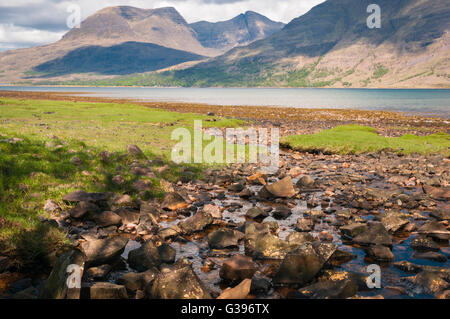 Beinn Alligin, une montagne et Munro, vu de l'ensemble de Upper Loch Torridon du Scottish Highland Village d'Annat Banque D'Images