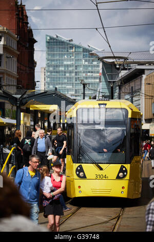 Un arrêt de tramway Metrolink à Market Street station arrêter Arrêter passagers franchissent la ligne d'informer du tramway. Transporteur Transport Banque D'Images