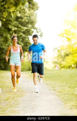 Jeune couple en marche au printemps park Banque D'Images