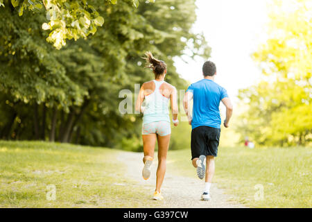 Jeune couple en marche au printemps park Banque D'Images