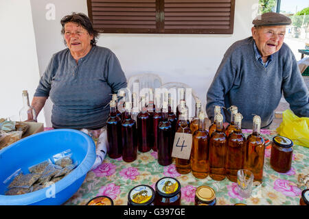 Un vieux couple grec vendre les produits locaux de leur décrochage routière, Makrades, île de Corfou, Grèce Banque D'Images