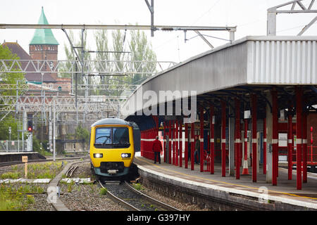 La gare de Stockport unité emu la British Rail Class 323 automotrices électriques ont été construites par le projet de transport Hunslet Banque D'Images