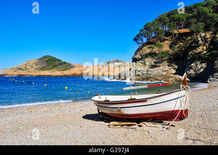 Libre d'un ancien bateau de pêche échoué sur la plage de Sa Tuna, Begur sur la Costa Brava, Catalogne, Espagne Banque D'Images