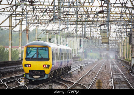 La gare de Stockport unité emu la British Rail Class 323 automotrices électriques ont été construites par le projet de transport Hunslet Banque D'Images