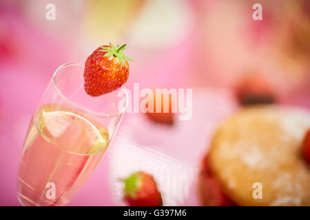 Vin de fraises au chocolat Gâteau de thé l'après-midi pique-nique party summer fruit rouge rose en verre décoré à l'éponge la décoration alimentaire p Banque D'Images