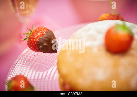 Vin de fraises au chocolat Gâteau de thé l'après-midi pique-nique party summer fruit rouge rose en verre décoré à l'éponge la décoration alimentaire p Banque D'Images