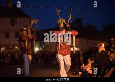 Thaxted Morris-week-end une réunion de clubs membres de la Morris Ring organisé par Thaxted Morris Men. 4-5 mai 2016, Thaxted Essex Angleterre,UK.vu ici l'Thaxted Morris Men effectuer l'Abbots Bromley Horn danser au son de l'Wheelright Robinson joué par un seul joueur de violon en Ville Rue de Thaxted tard dans la soirée après 20 Morris 'she's a passé la journée à visiter des villes et villages dans le nord-ouest de l'Essex, en Angleterre. Banque D'Images