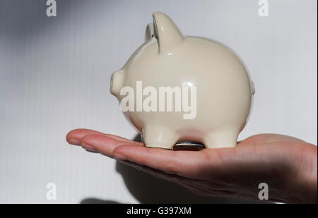 Une femme est titulaire d'une tirelire dans sa main à Montréal, décembre 2013. photo Graham Hughes/Freelance Banque D'Images