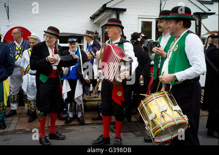 Thaxted Morris-week-end une réunion de clubs membres de la Morris Ring organisé par Thaxted Morris Men. 4-5 mai 2016, Thaxted Essex UK.Morris côtés au Crown Pub, peu Walden,Essex,UK Banque D'Images