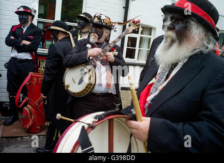 Thaxted Morris-week-end une réunion de clubs membres de la Morris Ring organisé par Thaxted Morris Men. 4-5 mai 2016, Thaxted Essex UK.Morris Silurien côté au Crown Pub, Little Walden,Essex,UK Banque D'Images