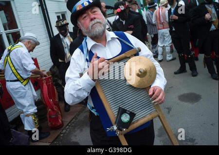 Thaxted Morris-week-end une réunion de clubs membres de la Morris Ring organisé par Thaxted Morris Men. 4-5 mai 2016, Thaxted Essex UK. Les hommes de Wight Morris côté au Crown Pub, peu Walden,Essex,UK Banque D'Images