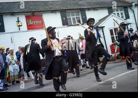 Thaxted Morris-week-end une réunion de clubs membres de la Morris Ring organisé par Thaxted Morris Men. 4-5 mai 2016, Thaxted Essex UK.Morris Silurien côté au Crown Pub, Little Walden,Essex,UK Banque D'Images