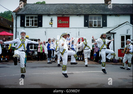 Thaxted Morris-week-end une réunion de clubs membres de la Morris Ring organisé par Thaxted Morris Men. 4-5 mai 2016, Thaxted Essex UK. Dans le côté de Morris Wath Crown Pub, Little Walden,Essex,UK Banque D'Images