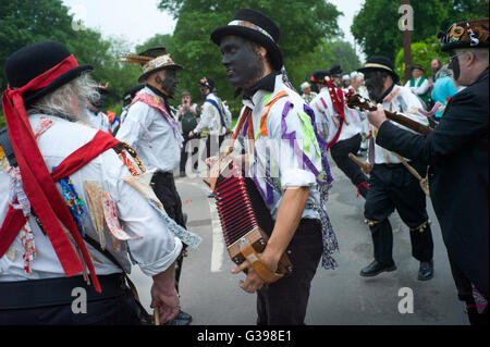 Thaxted Morris-week-end une réunion de clubs membres de la Morris Ring organisé par Thaxted Morris Men. 4-5 mai 2016, Thaxted Essex UK. Morris silurien côté au Crown Pub, Little Walden,Essex,UK Banque D'Images