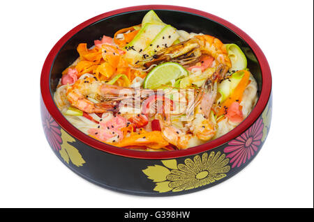 Tagliatelles aux fruits de mer en bol noir isolated on white Banque D'Images