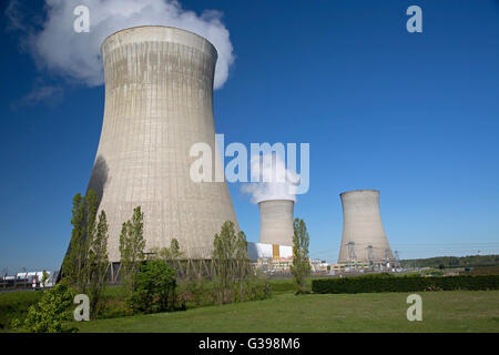 Les tours de refroidissement de la centrale nucléaire EDF de Dampierre-en-burly France Banque D'Images