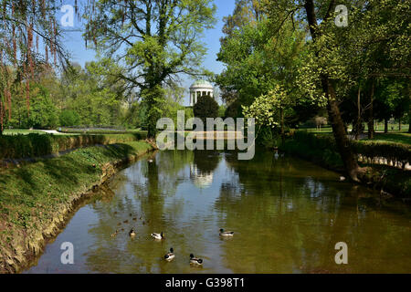 Le petit lac intérieur Querini parc public dans le centre de Vicenza, avec temple néoclassique dans l'arrière-plan Banque D'Images