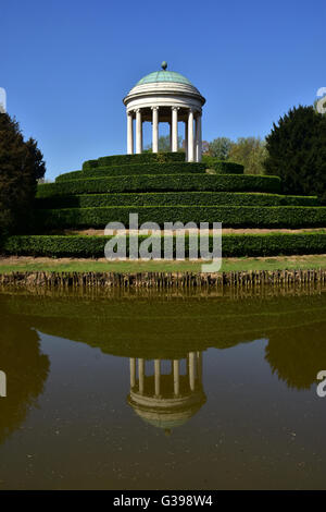 Monopteros néoclassique reflet dans le temple Querini parc public petit lac, construit en 1820 dans le centre de Vicence Banque D'Images