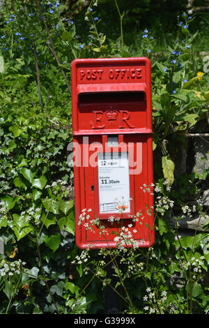 ER post box rouge, situé sur le mur dans le village rural de Shepton Montague, Somerset, Angleterre Banque D'Images