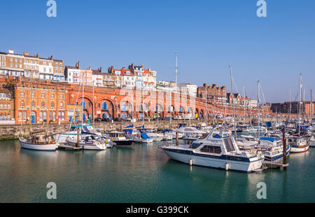 The Royal Harbour Marina Ramsgate sur une journée ensoleillée. Banque D'Images