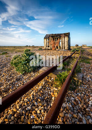 Une vieille cabane de pêche et de pistes sur la plage de galets de Dungeness, Kent. Banque D'Images