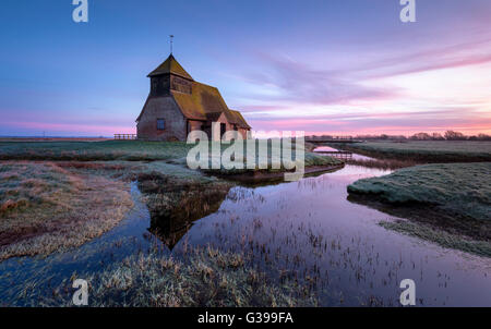 St Thomas Becket une église, également connu sous le nom de l'établissement Fairfield Église à Romney Marsh sur une aube d'hiver. Banque D'Images