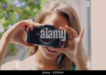 Les adolescents à prendre des photos de l'appareil photo rétro Banque D'Images