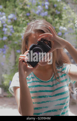 Les adolescents à prendre des photos de l'appareil photo rétro Banque D'Images