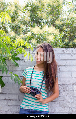 Les adolescents à prendre des photos de l'appareil photo rétro Banque D'Images