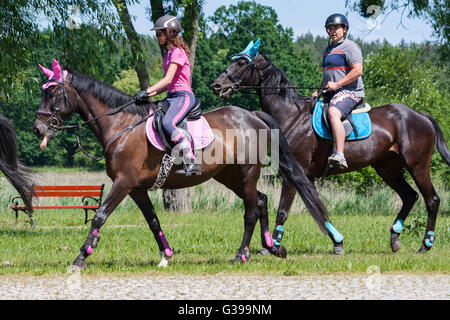 Suprasl , Pologne - 5 juin 2016 : les loisirs à cheval . Une jeune fille à la tête d'un groupe de cavaliers Banque D'Images