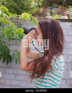 Les adolescents à prendre des photos de l'appareil photo rétro Banque D'Images