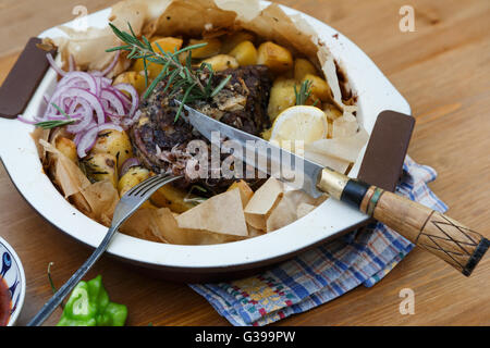 Kleftiko - Agneau aux légumes cuit lentement et le fromage feta. Le plat traditionnel grec. Banque D'Images